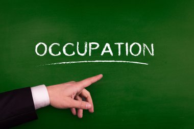 Tahtaya işaret eden işadamı