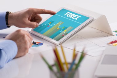 Tablet üzerinde çalışan iş adamı