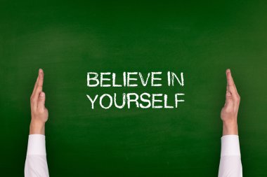 Yazı tahtası üzerinde gösterilen eller