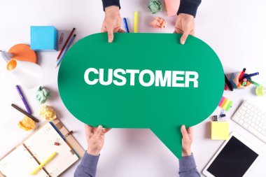 İki kişi konuşma balonu holding