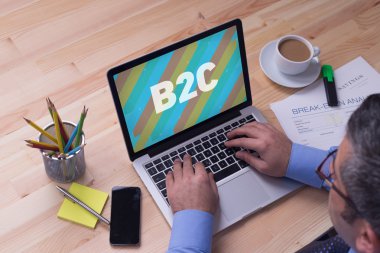 Dizüstü bilgisayarda çalışan adam