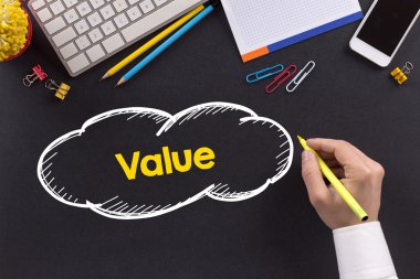 Masanın üzerinde çalışan adam