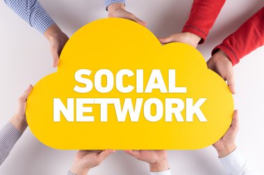 Bir grup insan bulut holding