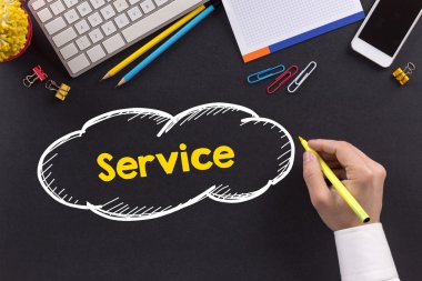 Masanın üzerinde çalışan adam