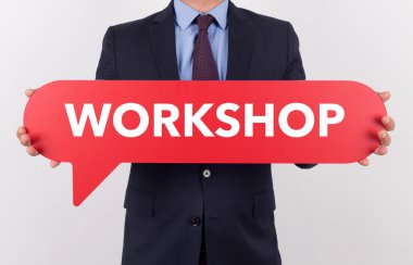 konuşma balonu tutan işadamı