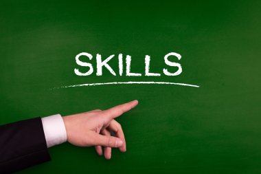 Tahtaya işaret eden işadamı