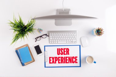 Ofis Masası evrak ve diğer nesnelerle