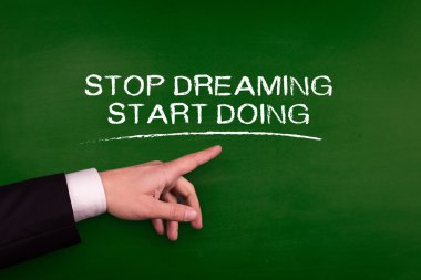 Tahtaya işaret eden işadamı