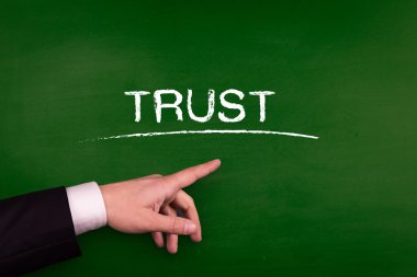 Tahtaya işaret eden işadamı