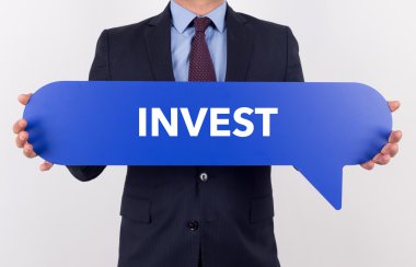 konuşma balonu tutan işadamı