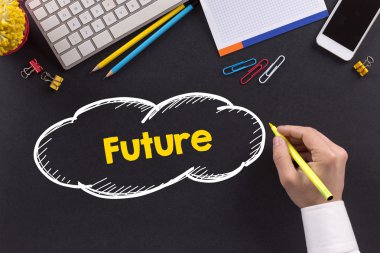 Masanın üzerinde çalışan adam