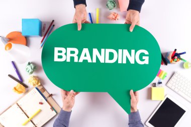 İki kişi konuşma balonu holding