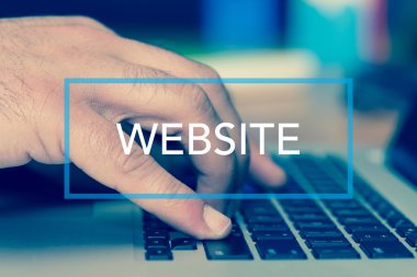 Bilgisayar klavye üzerinde insan eli