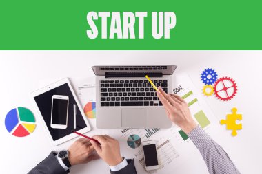 İş ekibi masanın üzerinde çalışıyor