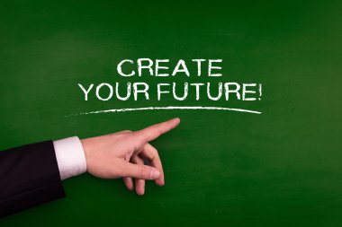 Tahtaya işaret eden işadamı