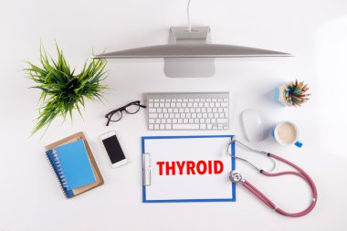 Ofis Masası ile evrak ve nesnelerin çevresinde