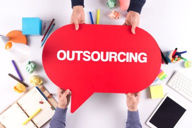 İki kişi konuşma balonu holding