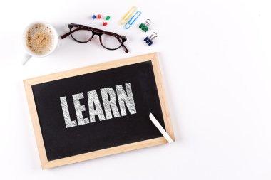 Kara tahta kahve fincanı ile