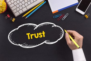 Masanın üzerinde çalışan adam