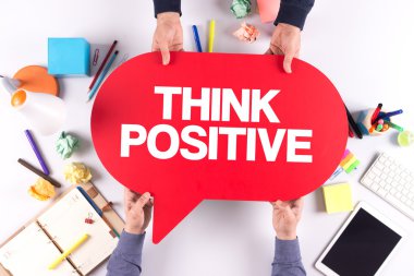 İki kişi konuşma balonu holding