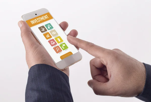 ビジネスマン示すスマート フォン — ストック写真