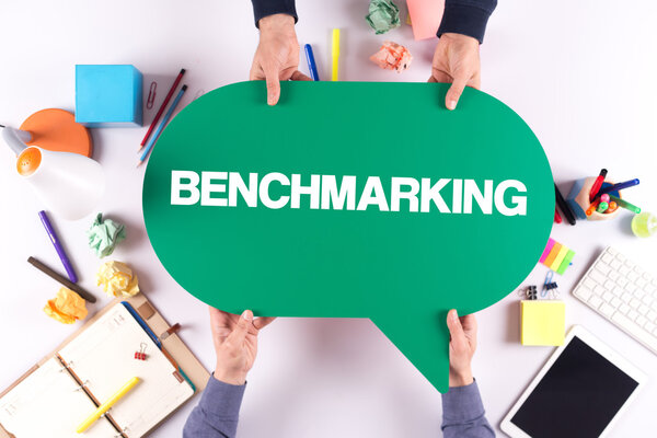 Два человека держат речевой пузырь
