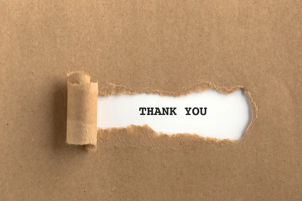 Порванная коричневая бумага — стоковое фото