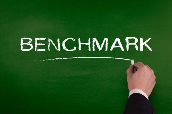 Бизнесмен пишет на доске
