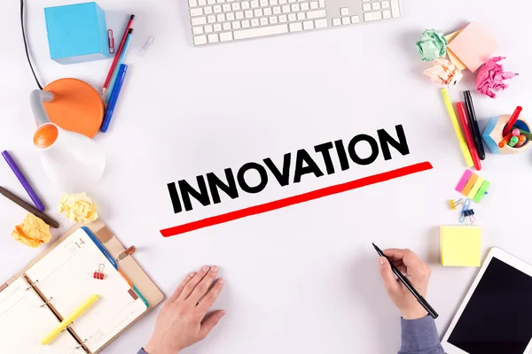 Nesnelerle masasında oturan işadamı