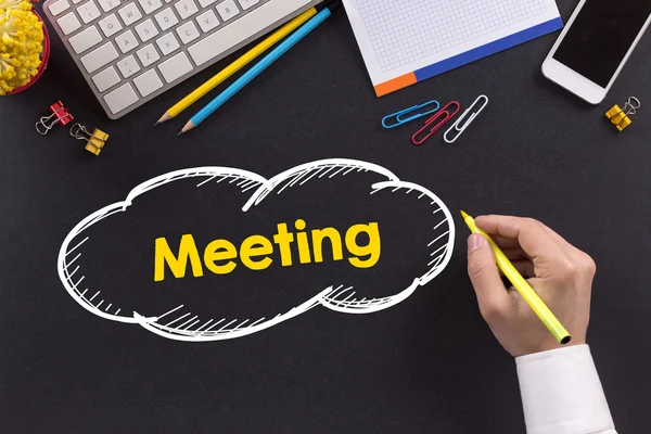 Masanın üzerinde çalışan adam