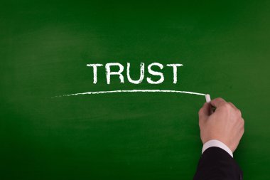 işadamı tahtaya yazma