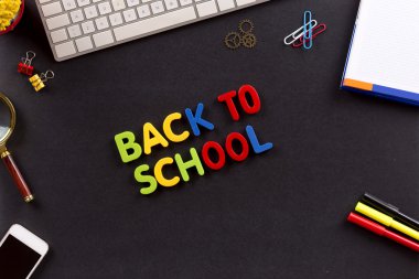 Eğitim kavramı renkli harflerle