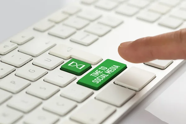 Finger drückt grüne Tastatur — Stockfoto