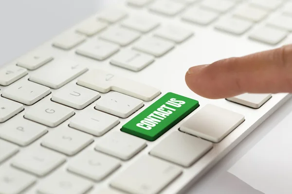 Finger drückt grüne Tastatur — Stockfoto