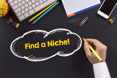 Masanın üzerinde çalışan adam