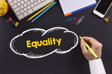 Masanın üzerinde çalışan adam