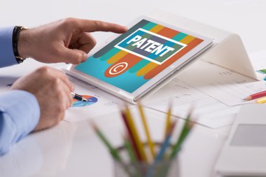 Tablet üzerinde çalışan iş adamı