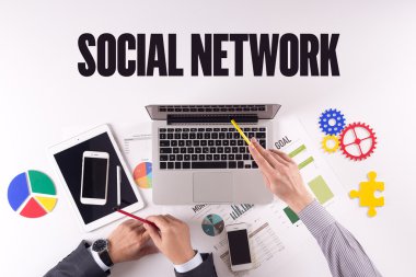 İş ekibi masanın üzerinde çalışıyor