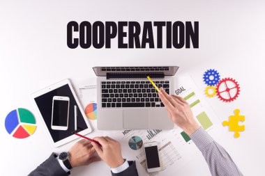 İş ekibi masanın üzerinde çalışıyor