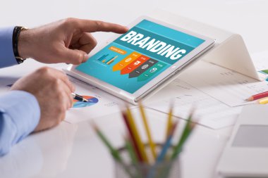 Tablet üzerinde çalışan iş adamı