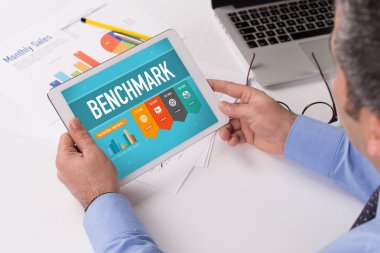 Tablet üzerinde çalışan iş adamı