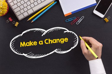 Masanın üzerinde çalışan adam