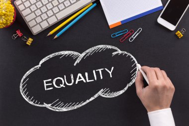 Eşitlik metin yazılmış 