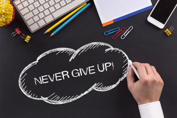 NEVER GIVE UP! text — Stock Photo, Image