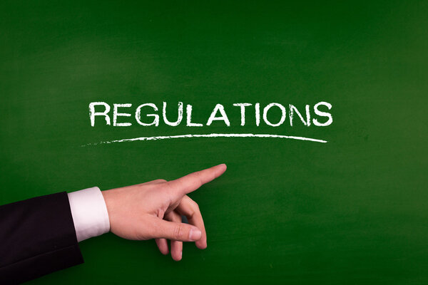 Бизнесмен указывает на доску
