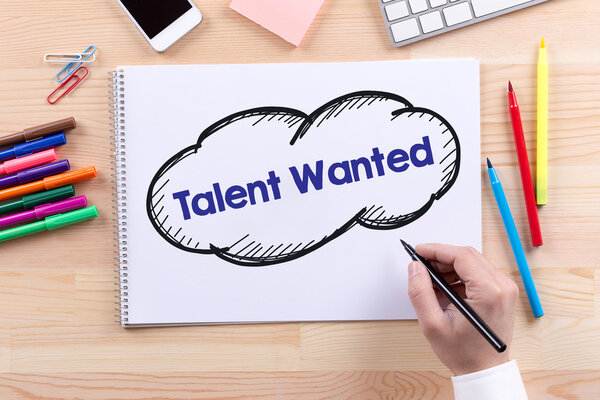 Человек, пишущий в блокноте
