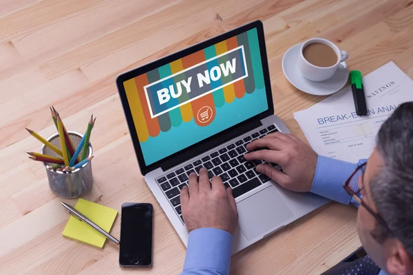 Man working on laptop — Stock Photo, Image