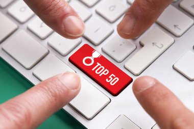 Kırmızı düğmeye birçok parmak