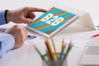 Tablet üzerinde çalışan iş adamı