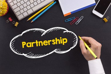 Masanın üzerinde çalışan adam